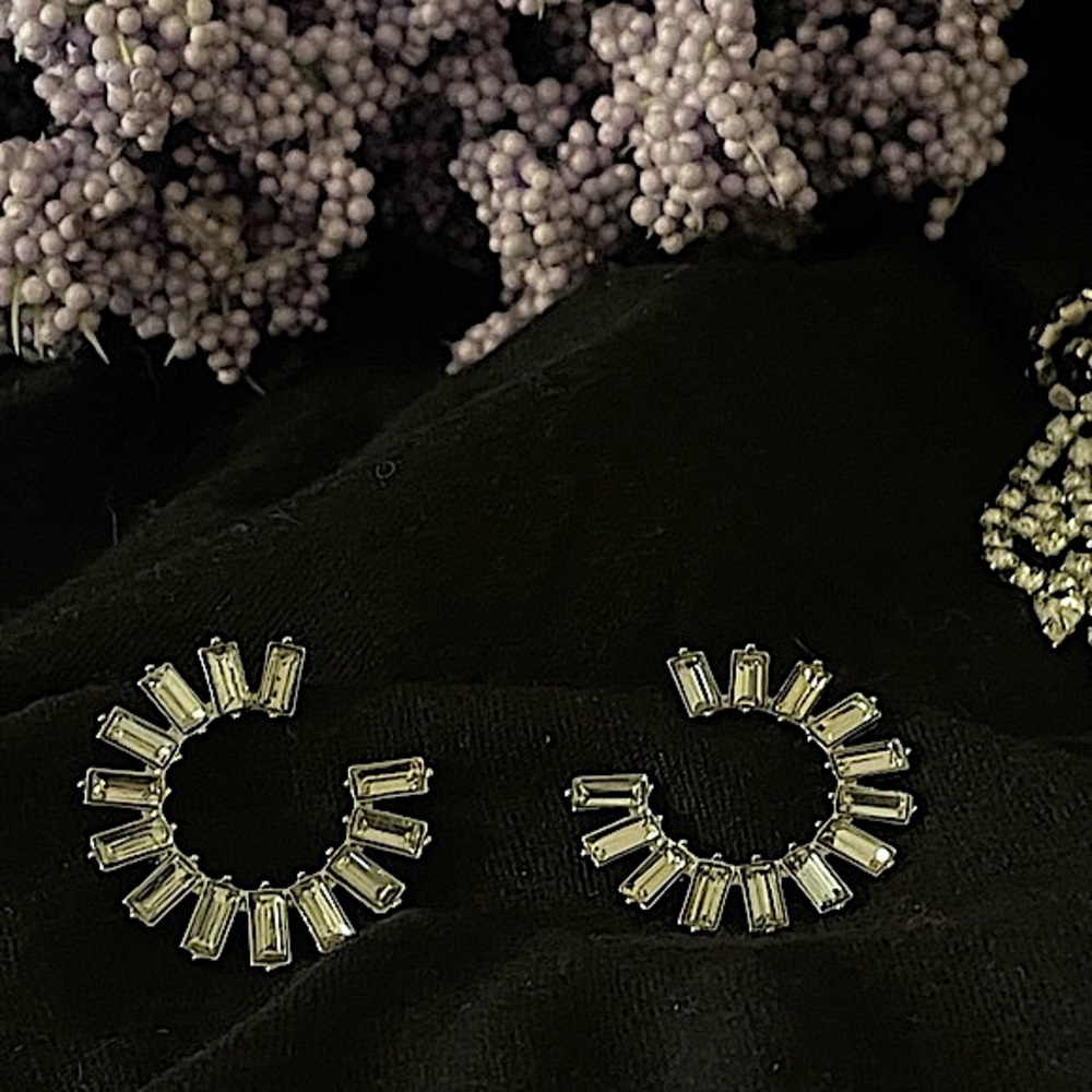 GORGEOUS VINTAGE RHINESTONE SPIRAL EARRINGS⚜️70’s•Pierced•Silver Tone✨HP